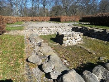 Resterne af Skumstrups gamle hovedbygning kan stadig ses i parken.